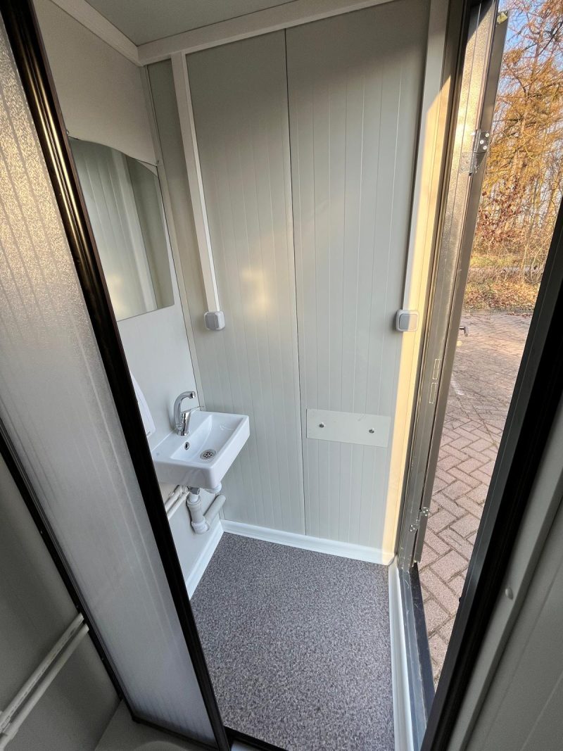 Binnenzijde douche ruimte 8 badkamer unit 4 deurs