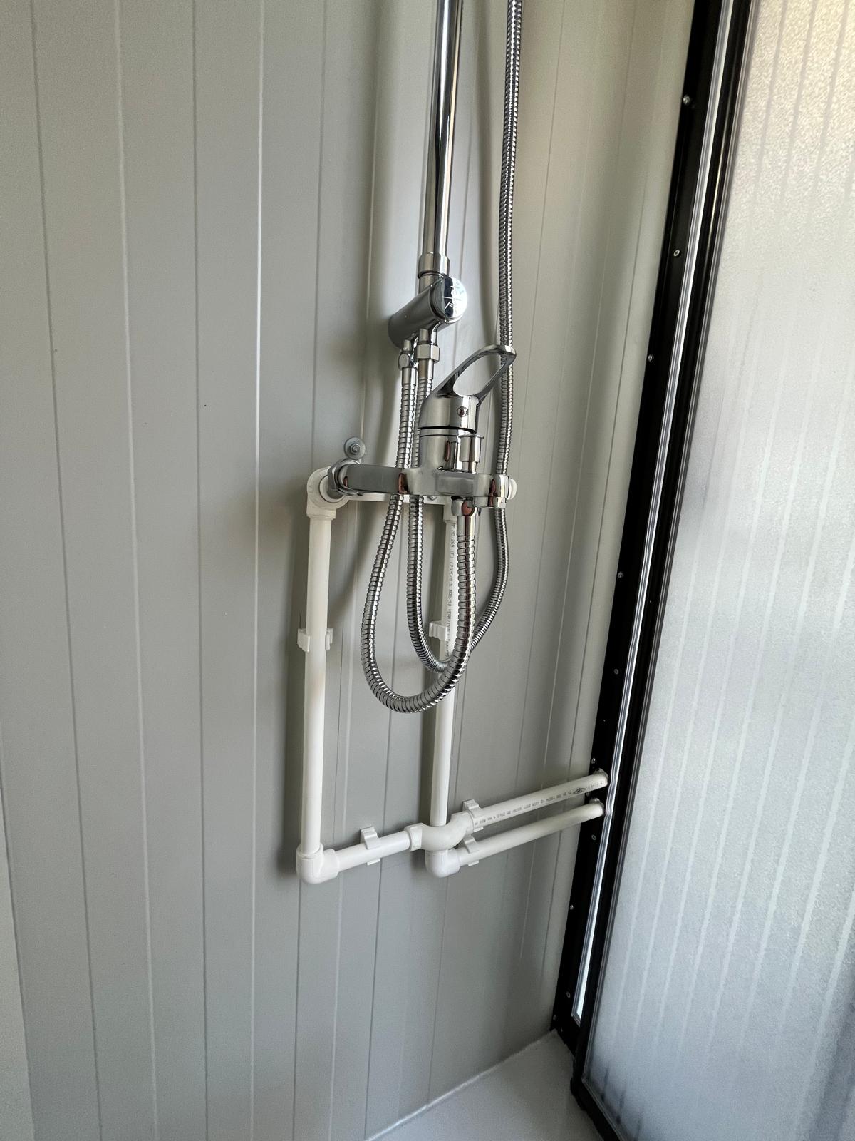 Binnenzijde douche ruimte 9 badkamer unit 4 deurs