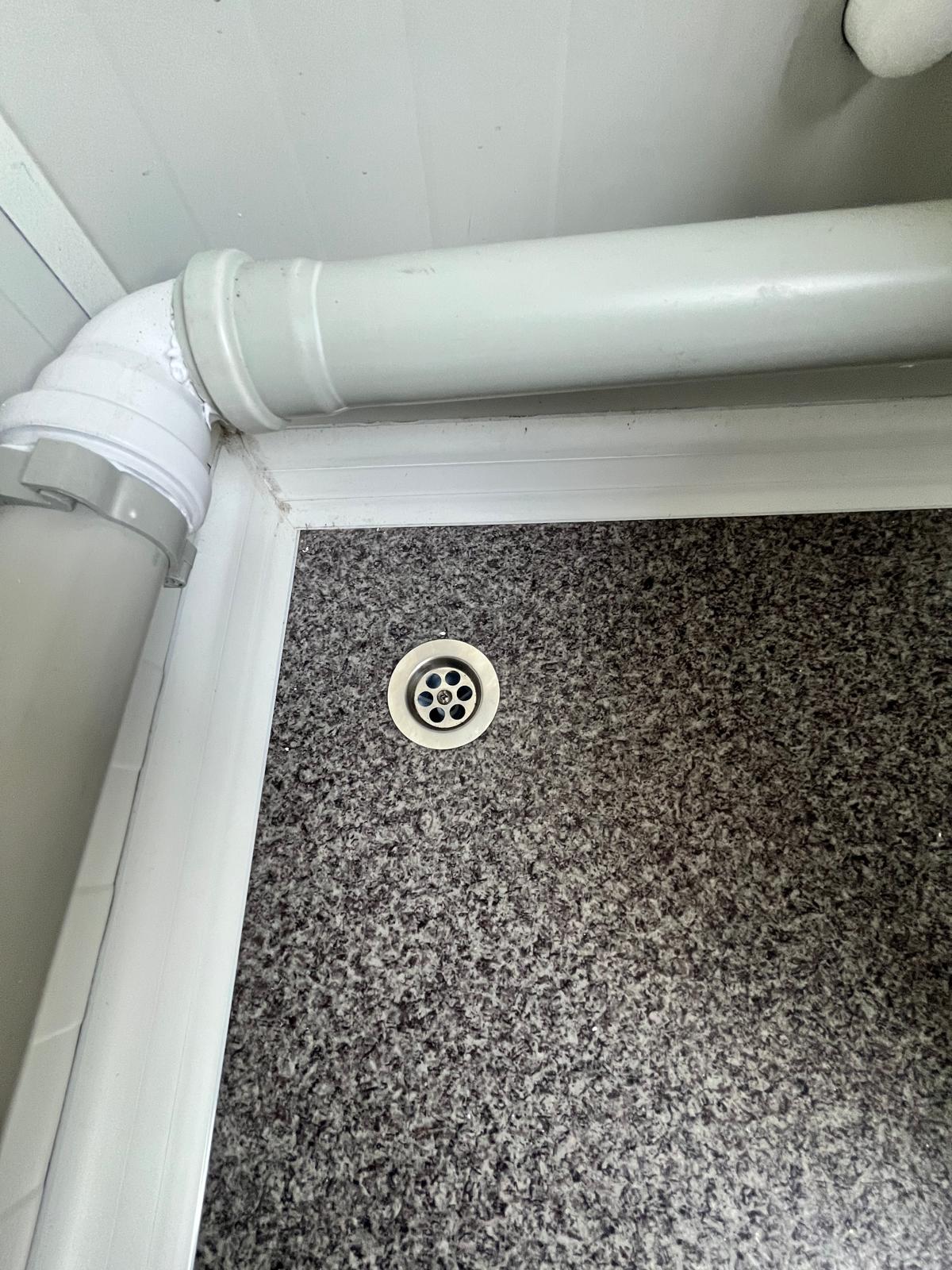 Binnenzijde toilet ruimte 11 badkamer unit 4 deurs