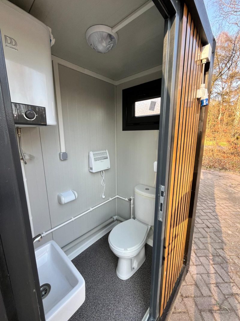 Binnenzijde toilet ruimte 2 badkamer unit 4 deurs