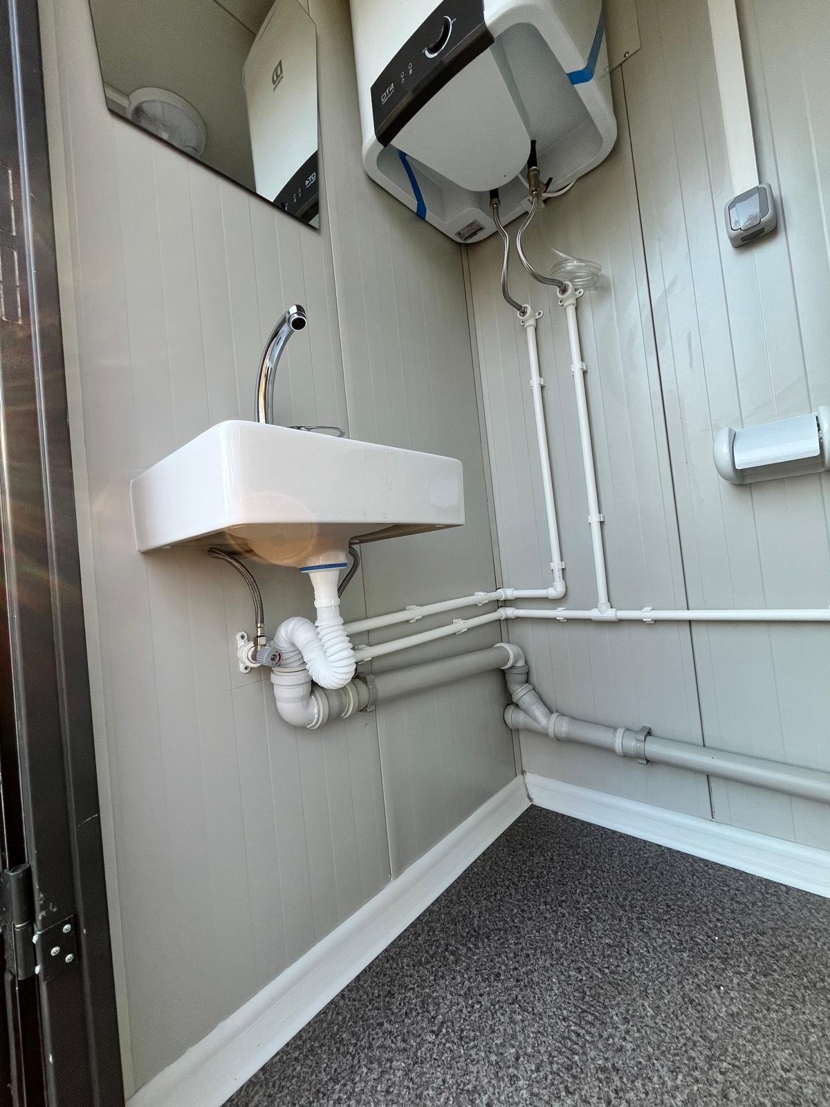 Binnenzijde toilet ruimte 3 badkamer unit 4 deurs