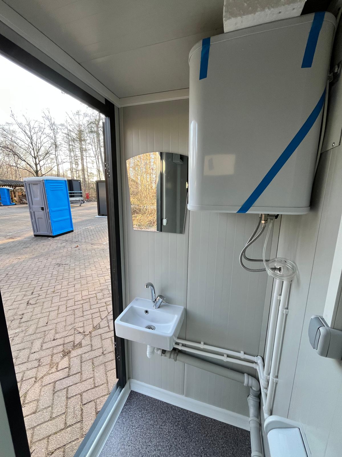 Binnenzijde toilet ruimte 4 badkamer unit 4 deurs