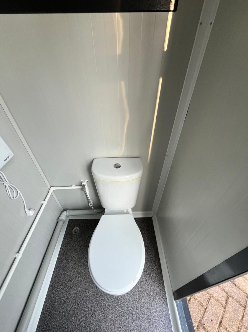 Binnenzijde toilet ruimte 5 badkamer unit 4 deurs