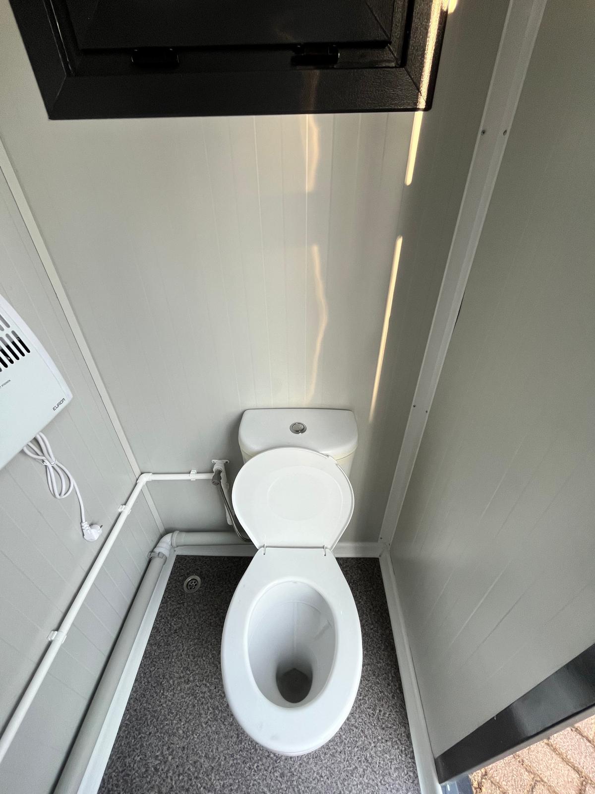 Binnenzijde toilet ruimte 6 badkamer unit 4 deurs