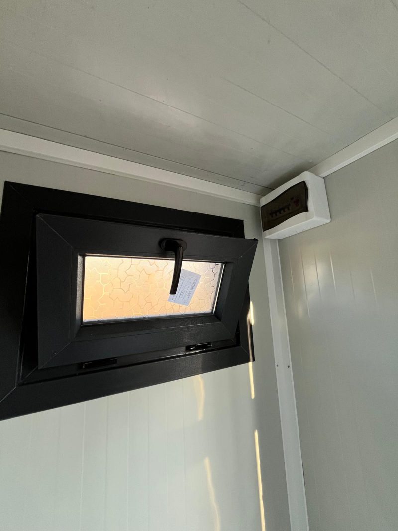 Binnenzijde toilet ruimte 8 badkamer unit 4 deurs