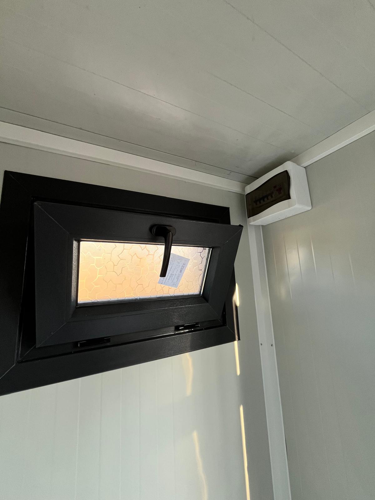 Binnenzijde toilet ruimte 8 badkamer unit 4 deurs