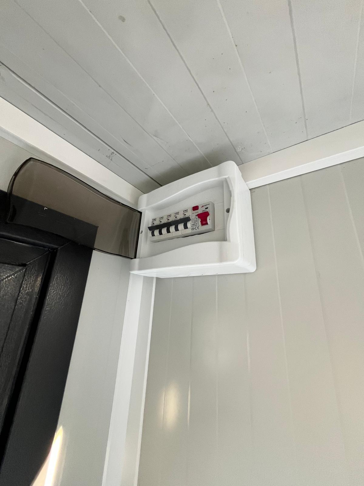 Binnenzijde toilet ruimte 9 badkamer unit 4 deurs