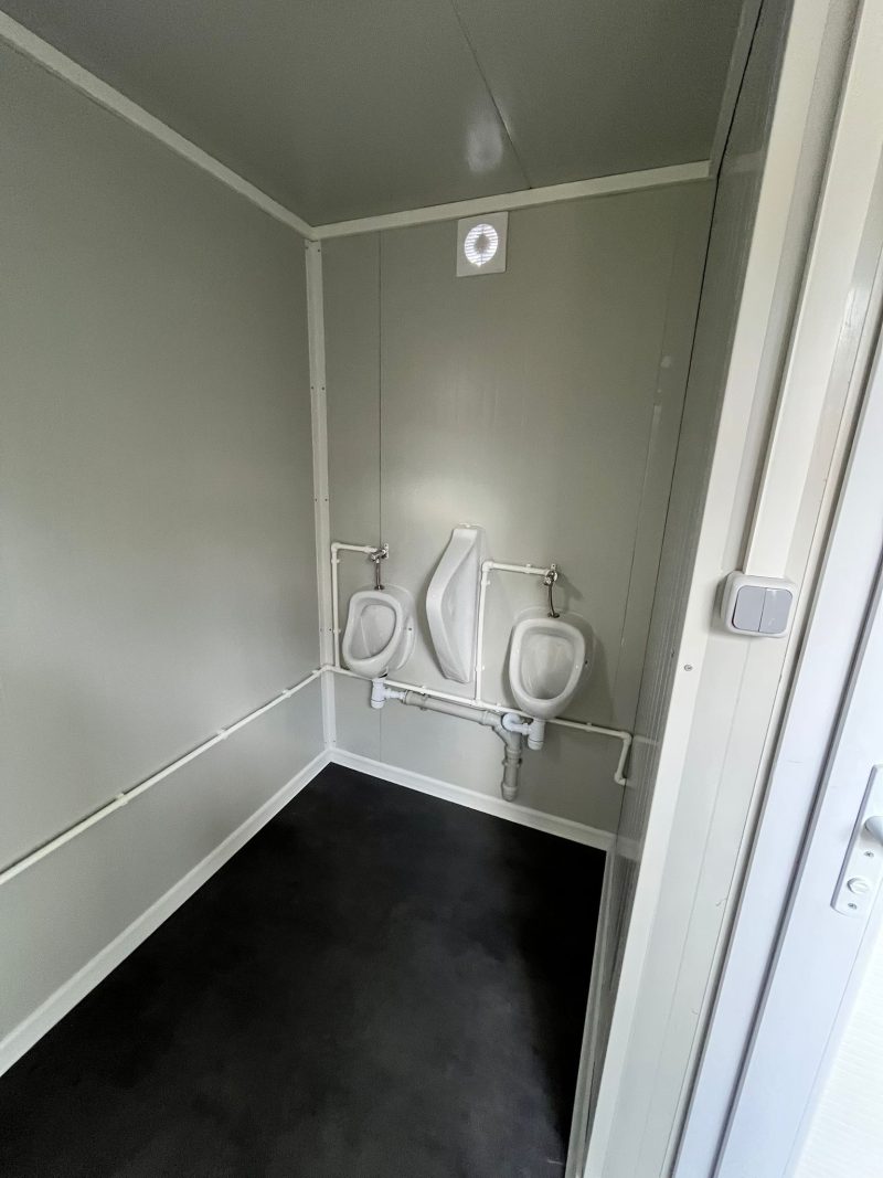 Binnenzijde toiletgebouw 2st urinoirs
