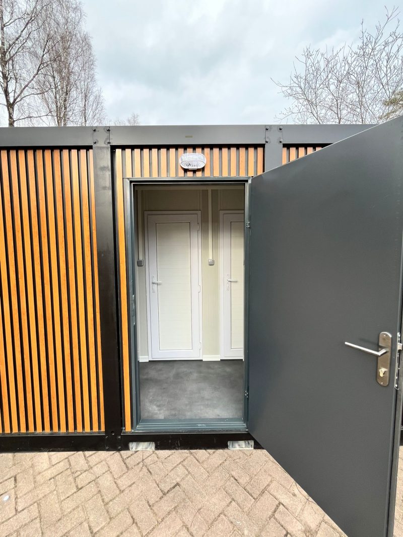 Buitenkant toiletgebouw deur open 2