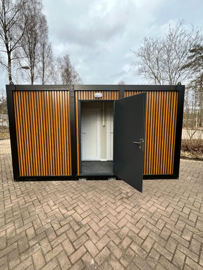 Buitenkant toiletgebouw deur open