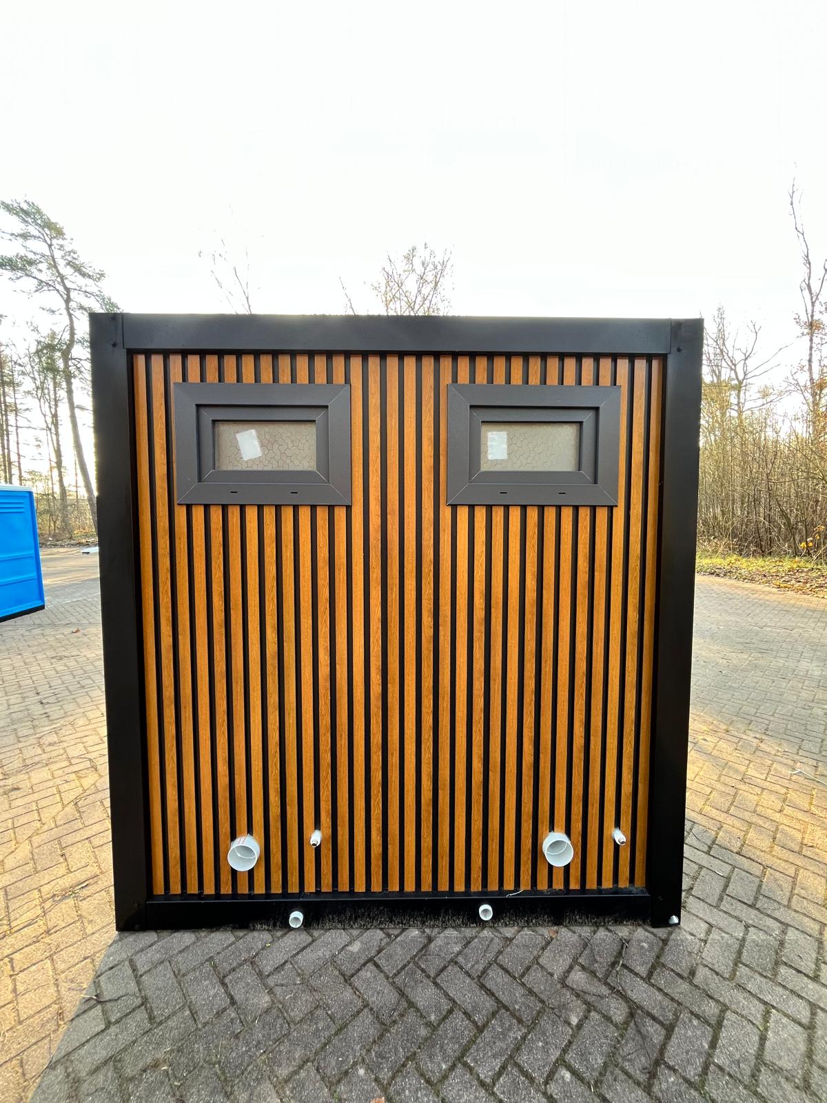 Buitenzijde zijkant badkamer unit 4 deurs