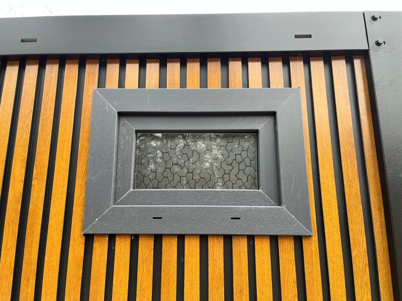 Draaikiepraam buitenkant toiletgebouw dicht