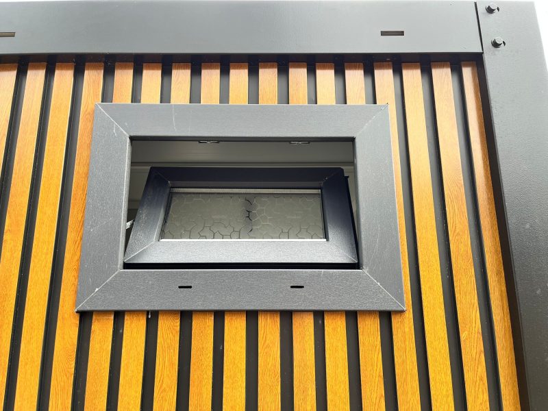 Draaikiepraam buitenkant toiletgebouw open