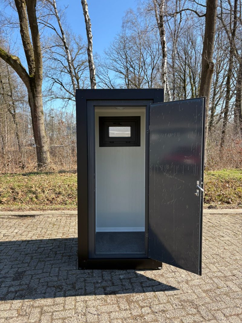 Opslag unit voorzijde deur open