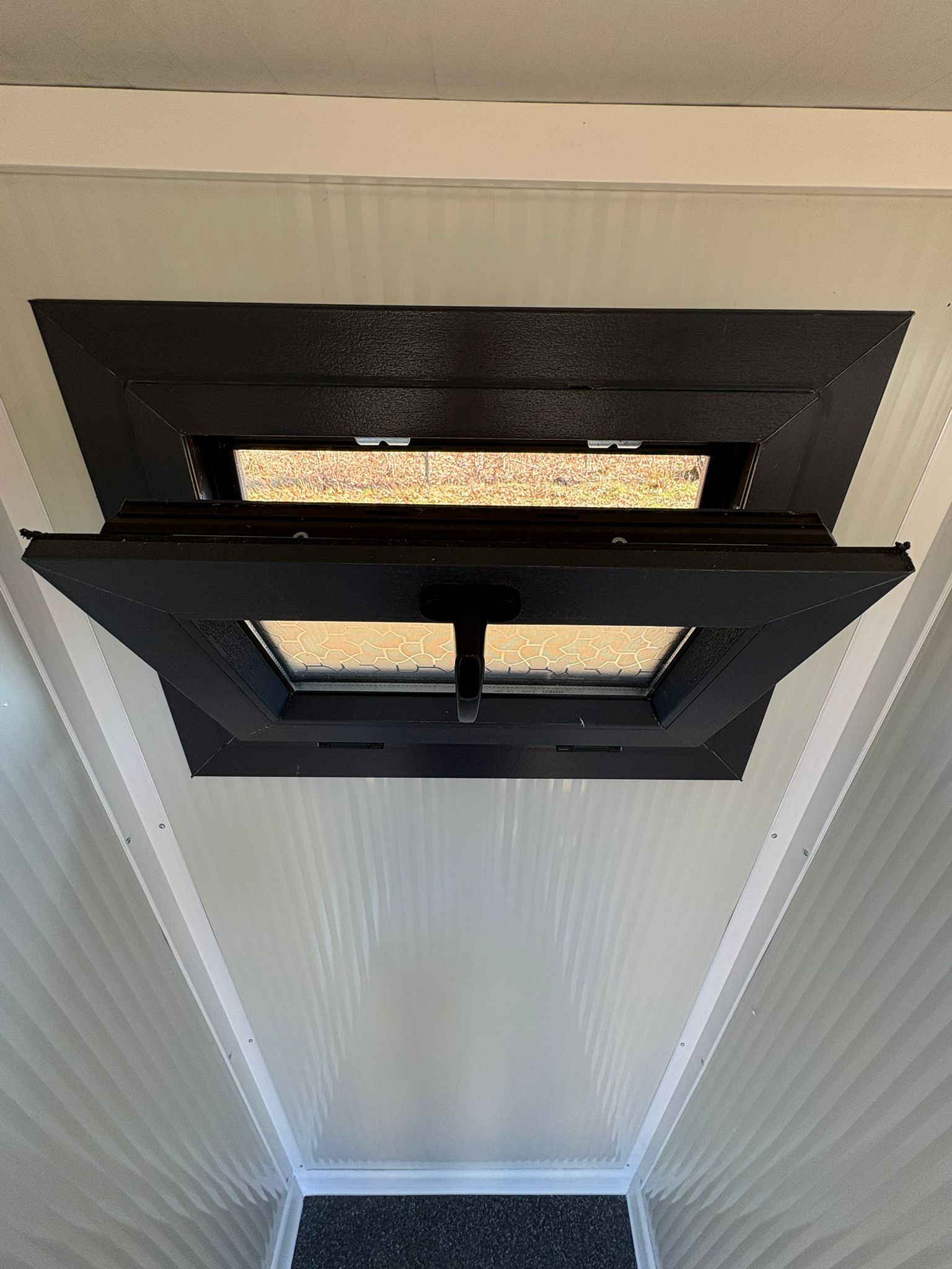 Opslagunit draaikiepraam open