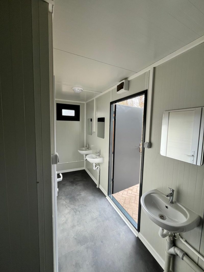 Overzichtfoto binnenzijde toiletgebouw gang