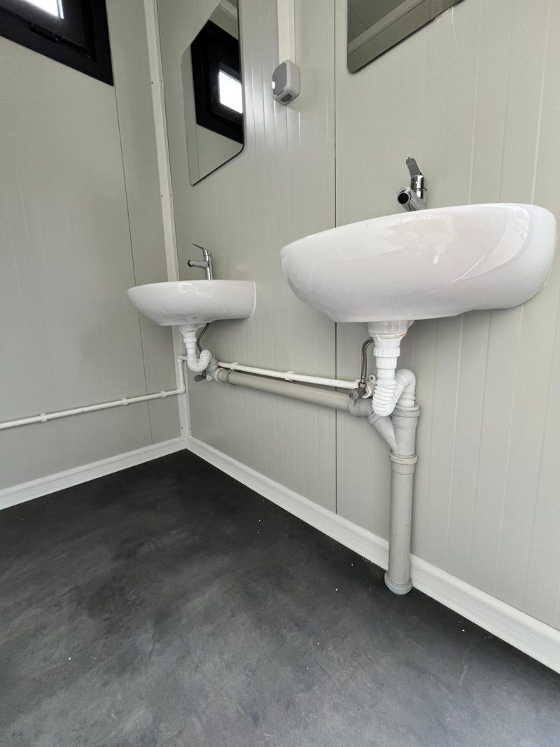 Toiletgebouw 2 wasbakken