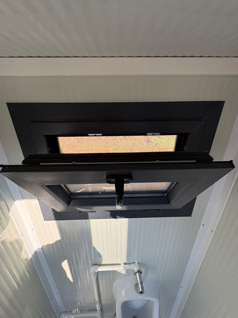 Urinoir unit draaikiepraam open 2