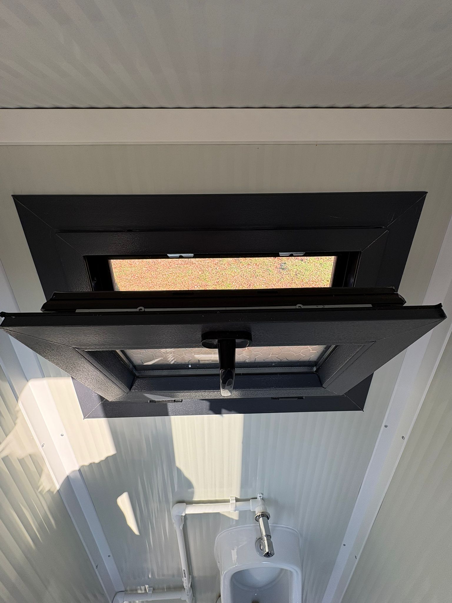 Urinoir unit draaikiepraam open 2