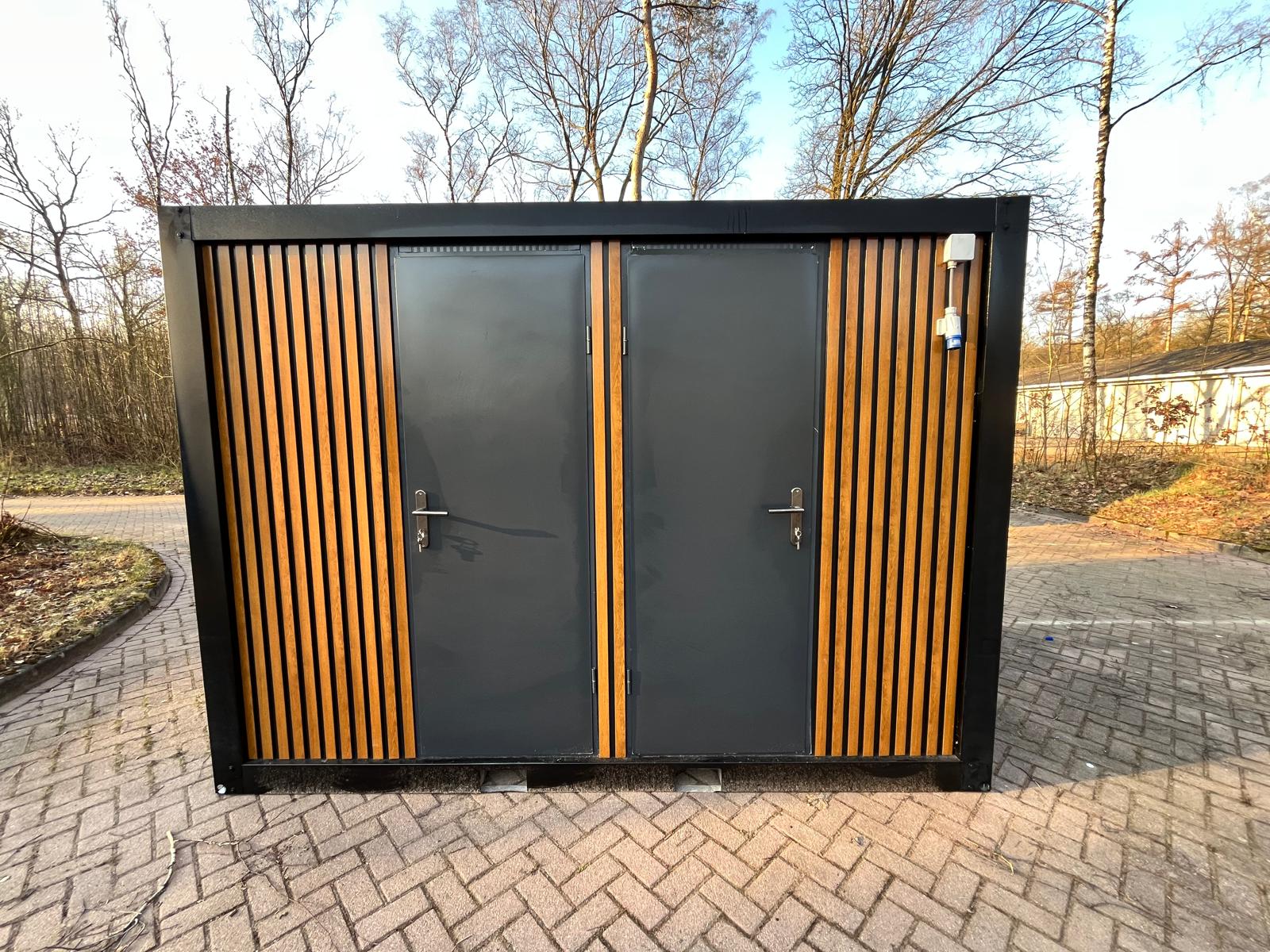 Vooraanzicht 2 badkamer unit 4 deurs