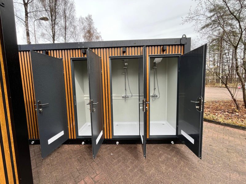 Voorzijde douche ruimtes open deur