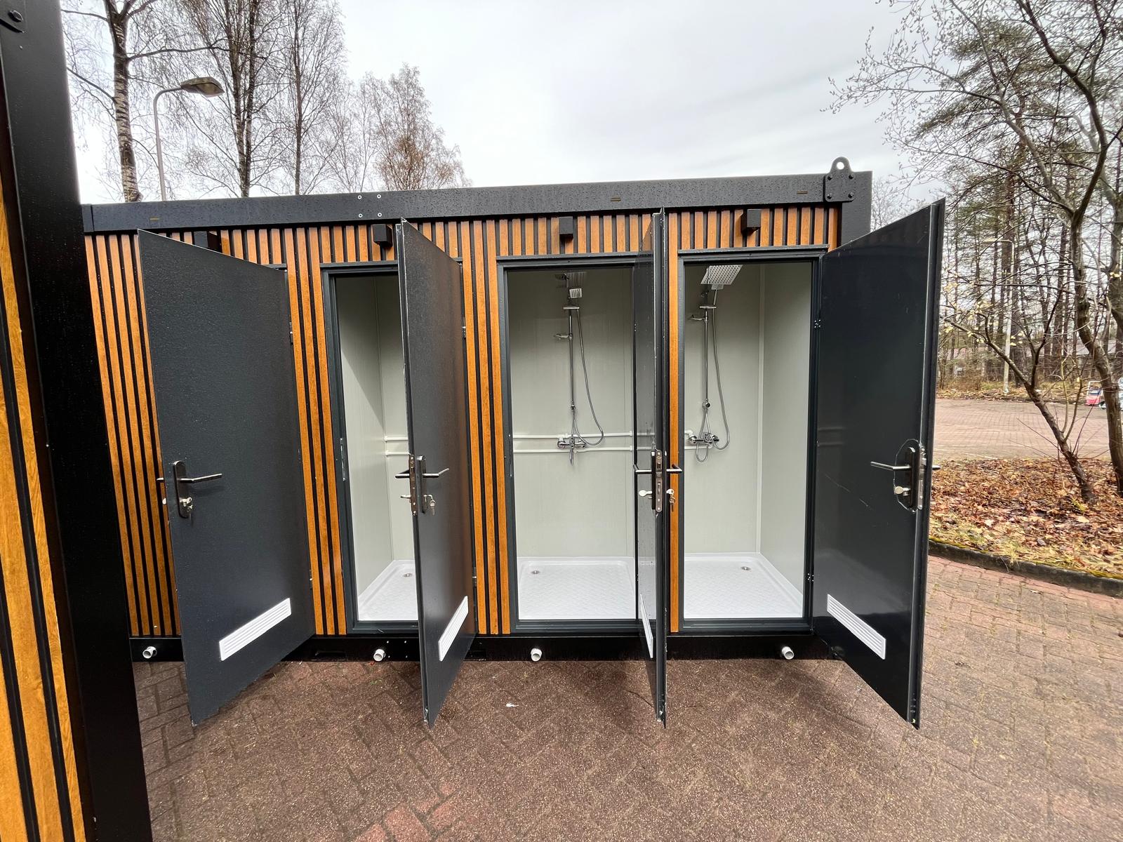 Voorzijde douche ruimtes open deur