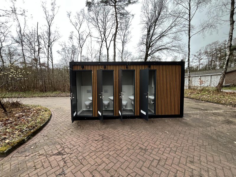 Voorzijde toiletruimtes open deur