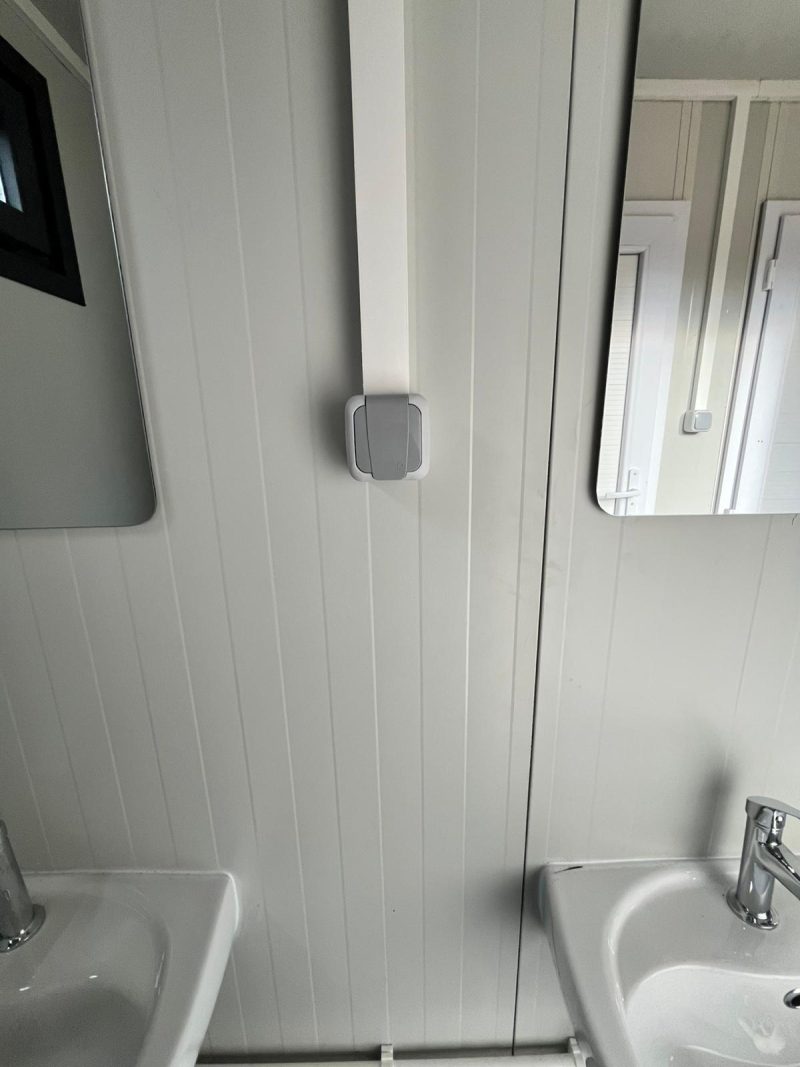 Wandcontactdoos wasbak toiletgebouw