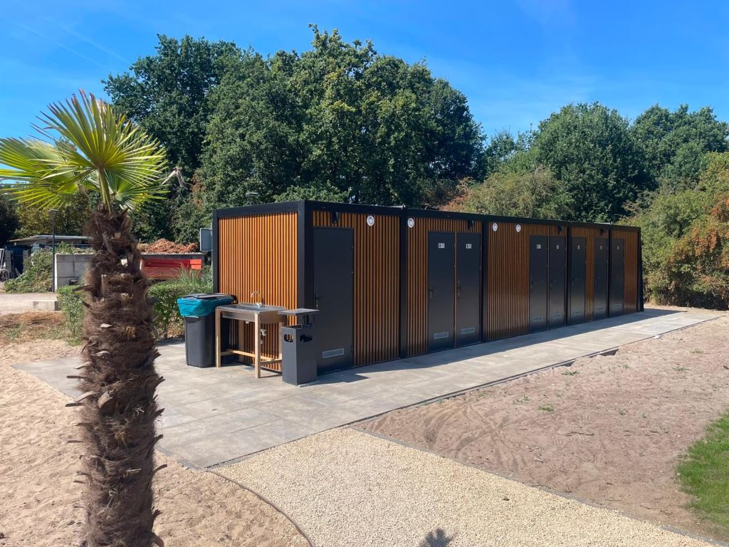 Maatwerk camping sanitair gebouw en toilet unit voor een klant geproduceerd